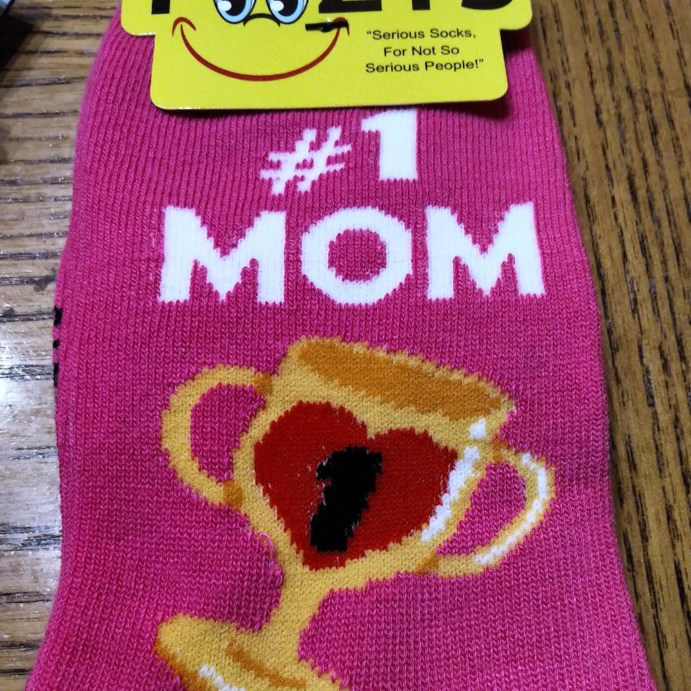Foozy's #1 Mom Sz 9-11 Number One Mom trophy Lipstick Pink NWT socks 2% Spandex